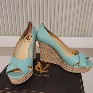 Like new VC signature Vince Camuto signature mint sheep leather sandal